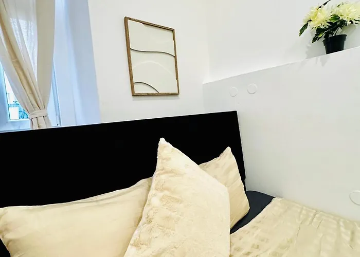 Elegant 5-Br Shared Home Ideal For Groups & Families