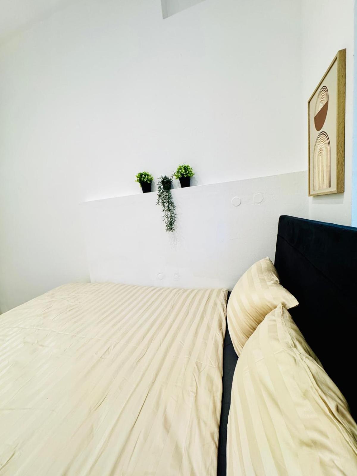 Elegant 5-br Shared Ideal For Groups & Families Apartment *