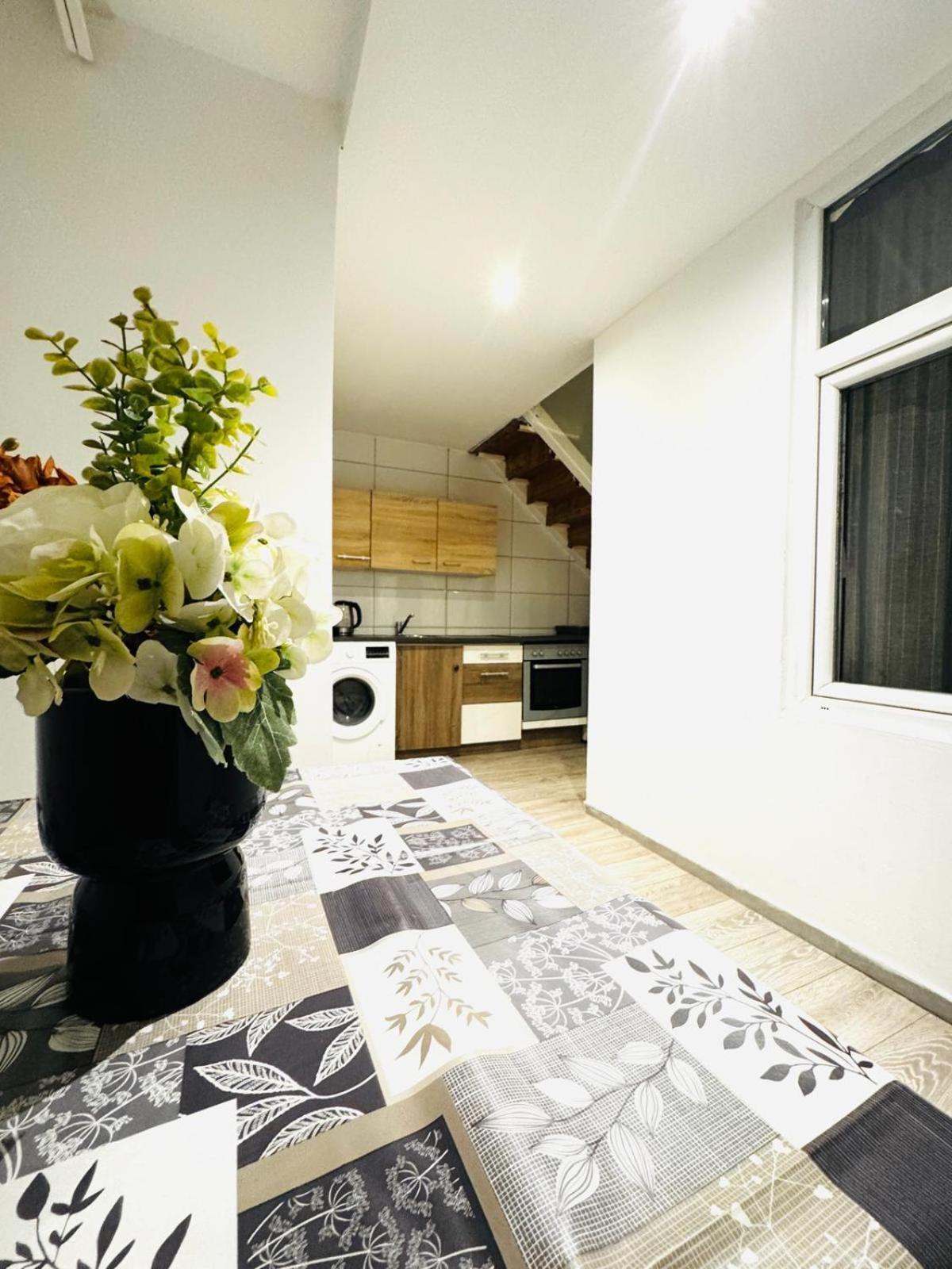 Elegant 5-br Shared Ideal For Groups & Families Wien